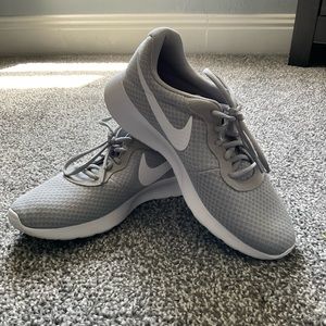 Men Nike tennis shoes